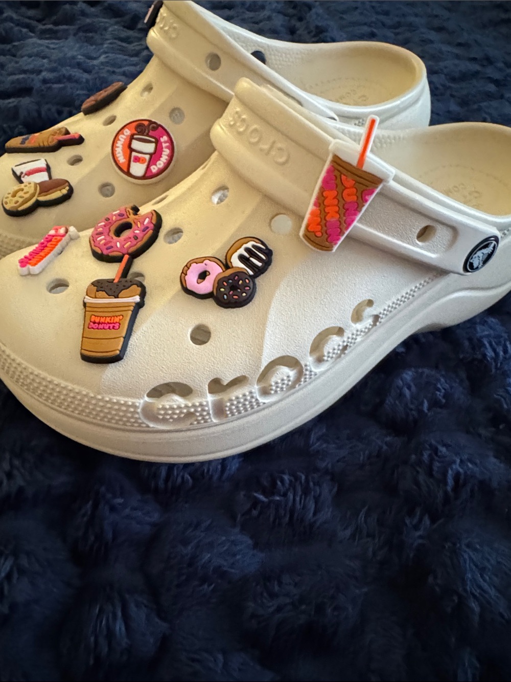 CROCS women’s  Beige Classic Platform Clog with Dunkin Donut & Coffee Jibbitz - Picture 5 of 6